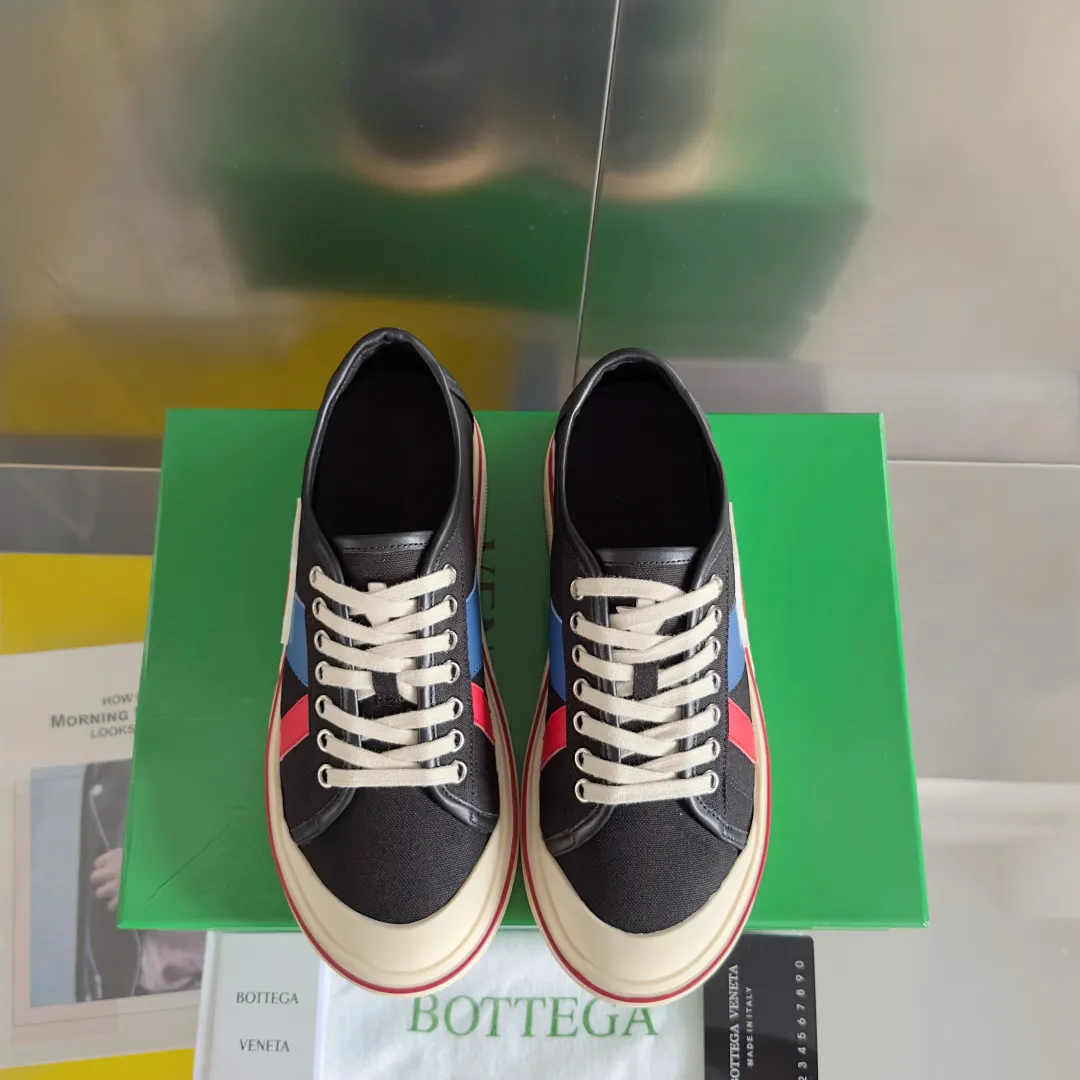 Top version: Couple model 560💰 Bottega Veneta Bottega Veneta BV’s latest Eliot series retro basketball shoes casual sports canvas shoes Bottega Veneta 2025 spring and summer show new shoes Eliot is on the market. Inspired by retro basketball sneakers, the color combination highlights youthful vitality and perfectly interprets the theme of youth and childlike innocence. The details are also very particular. The summer canvas brings excellent durability and comfort. Designs such as calfskin trim, rubber toe caps and hand-painted retro red lines are full of retro feel. The round toe and convex sole add a modern feel. Exquisite packaging at the delivery counter🛍📦 ▪️Fabrics: Original customized high-density canvas + cowhide ▪️Inner lining: Original customized breathable canvas ▪️Sole: Original open-molded anti-slip TPU material ▪️Sole thickness: 3CM ▪️Size: Women’s 35-41 / [Men’s 39-45 pre-sale]